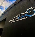 Fachada da Júnior Car Auto Mecânica, com o logo na parede